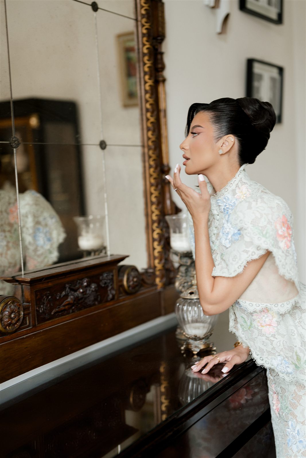 Invitată în ținută din tweed floral — ședință foto de nuntă, Palatul Noblesse