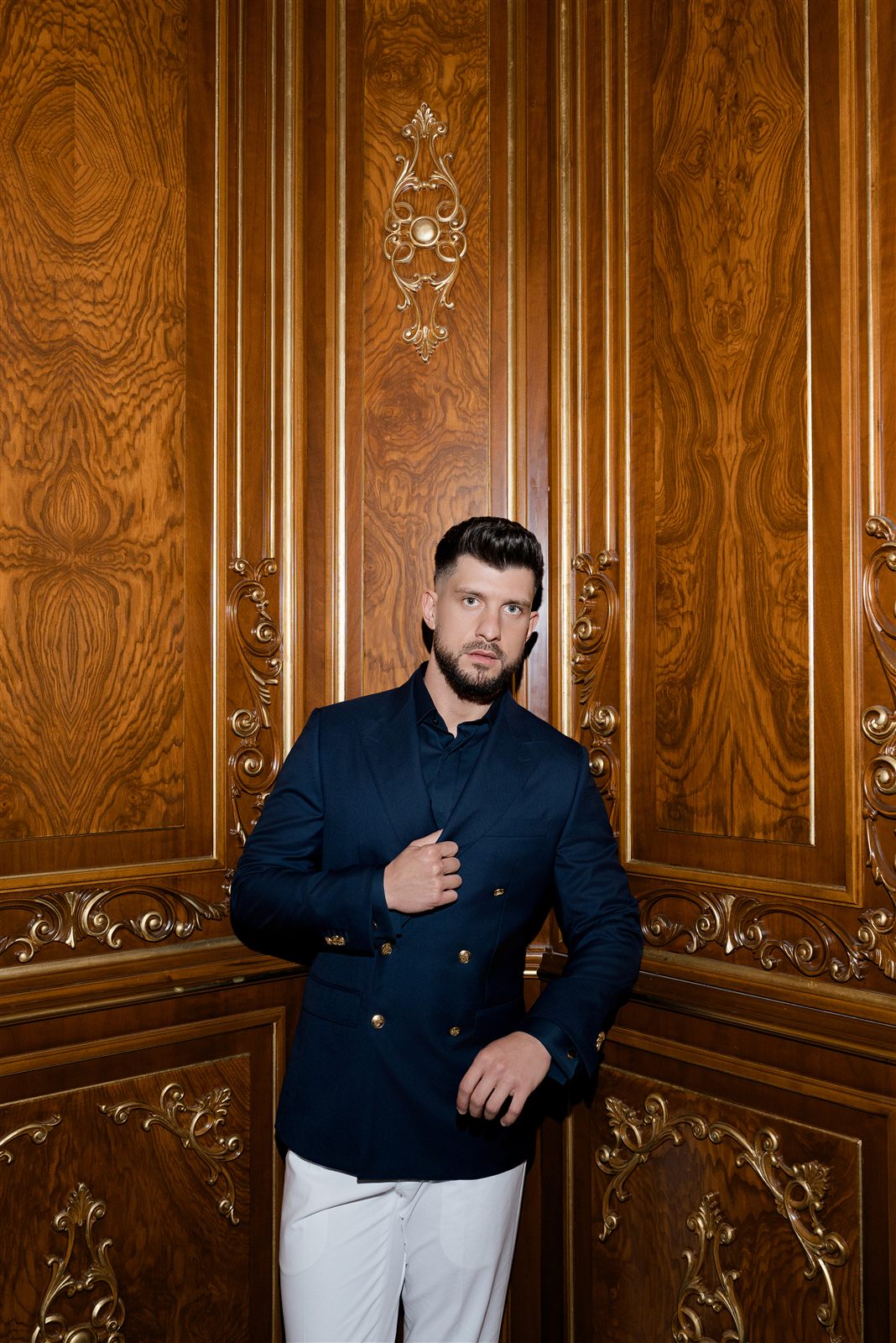 Mire în blazer bleumarin, într-un salon lambrisat — ședință foto de nuntă, Palatul Noblesse