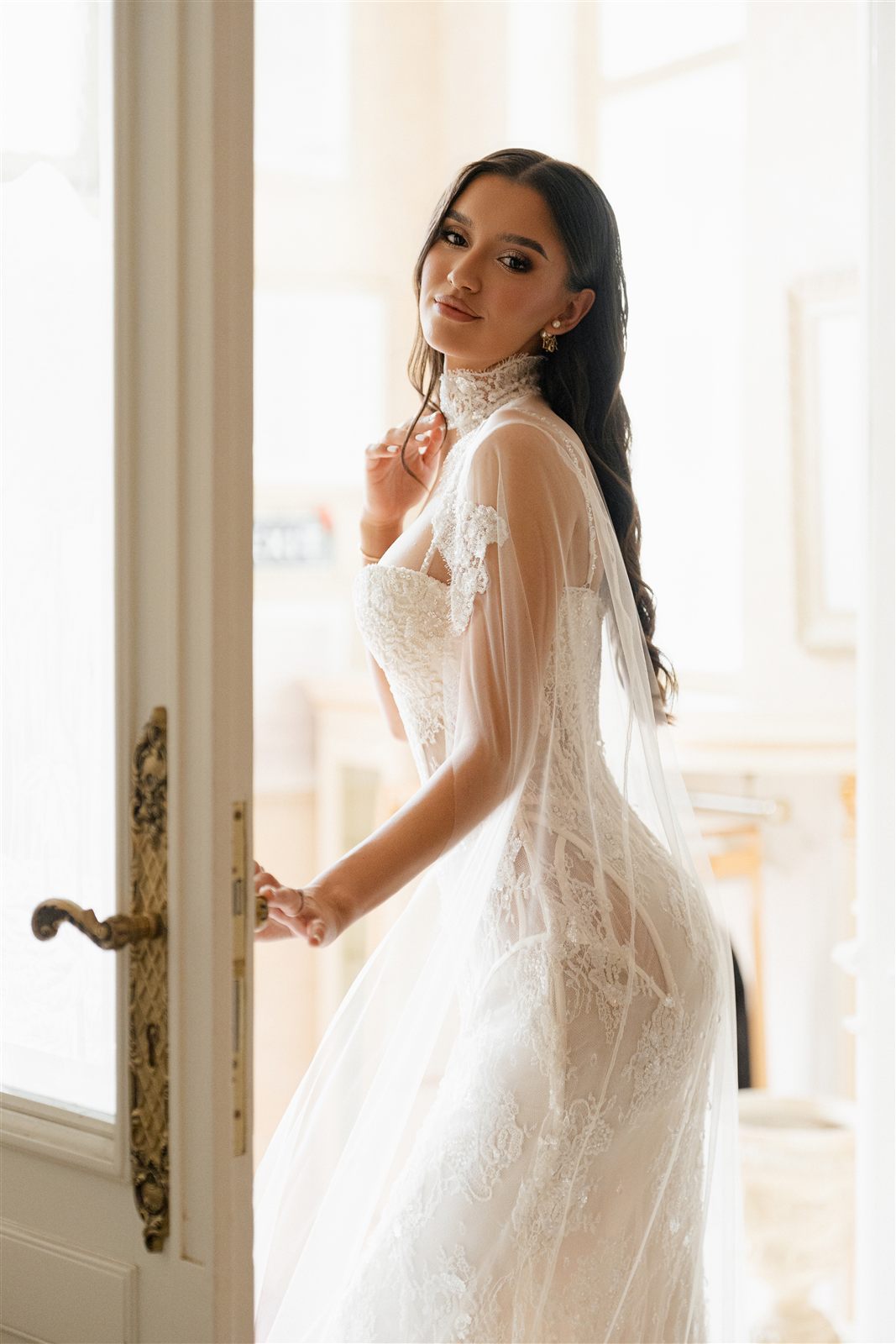 Mireasă în rochie de dantelă cu voal catedrală — ședință foto de nuntă, Palatul Noblesse