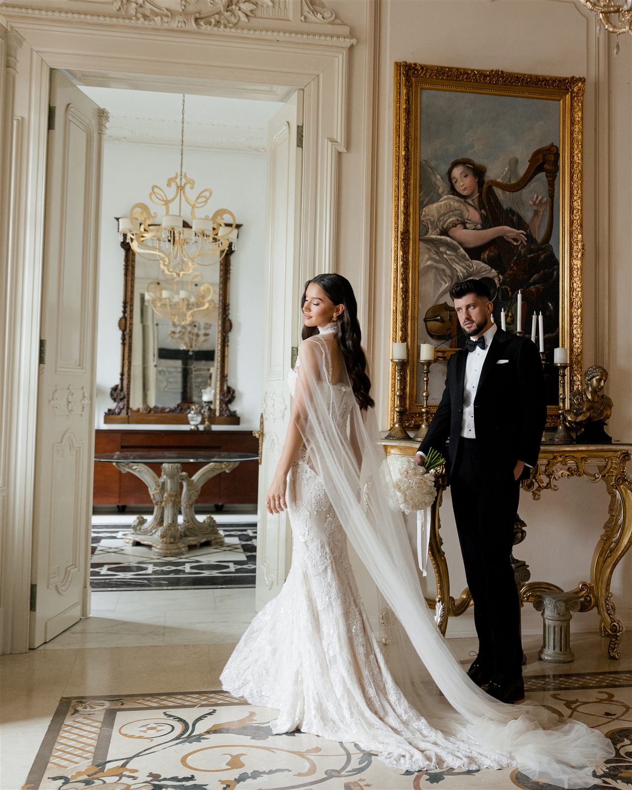 Miri — rochie de dantelă și smoking negru, într-un salon lambrisat — Palatul Noblesse