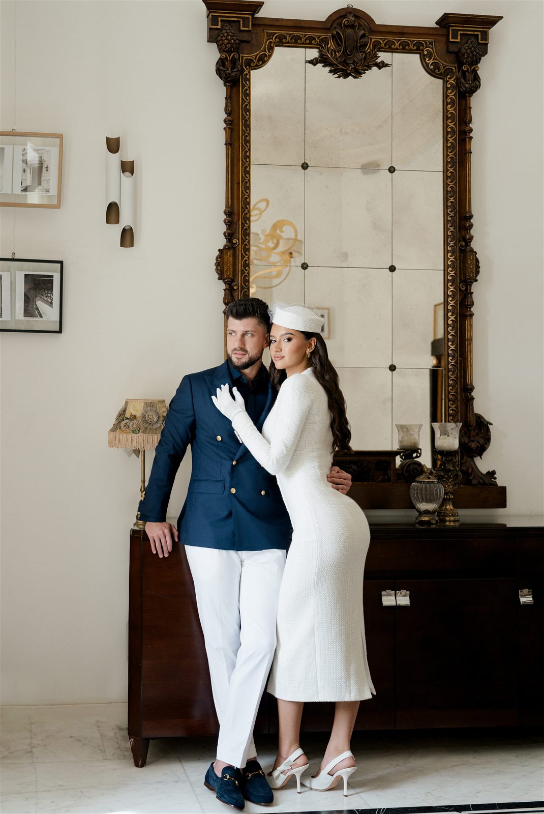 Miri lângă consola și oglinda venețiană din salonul Gallery — ședință foto de nuntă, Palatul Noblesse