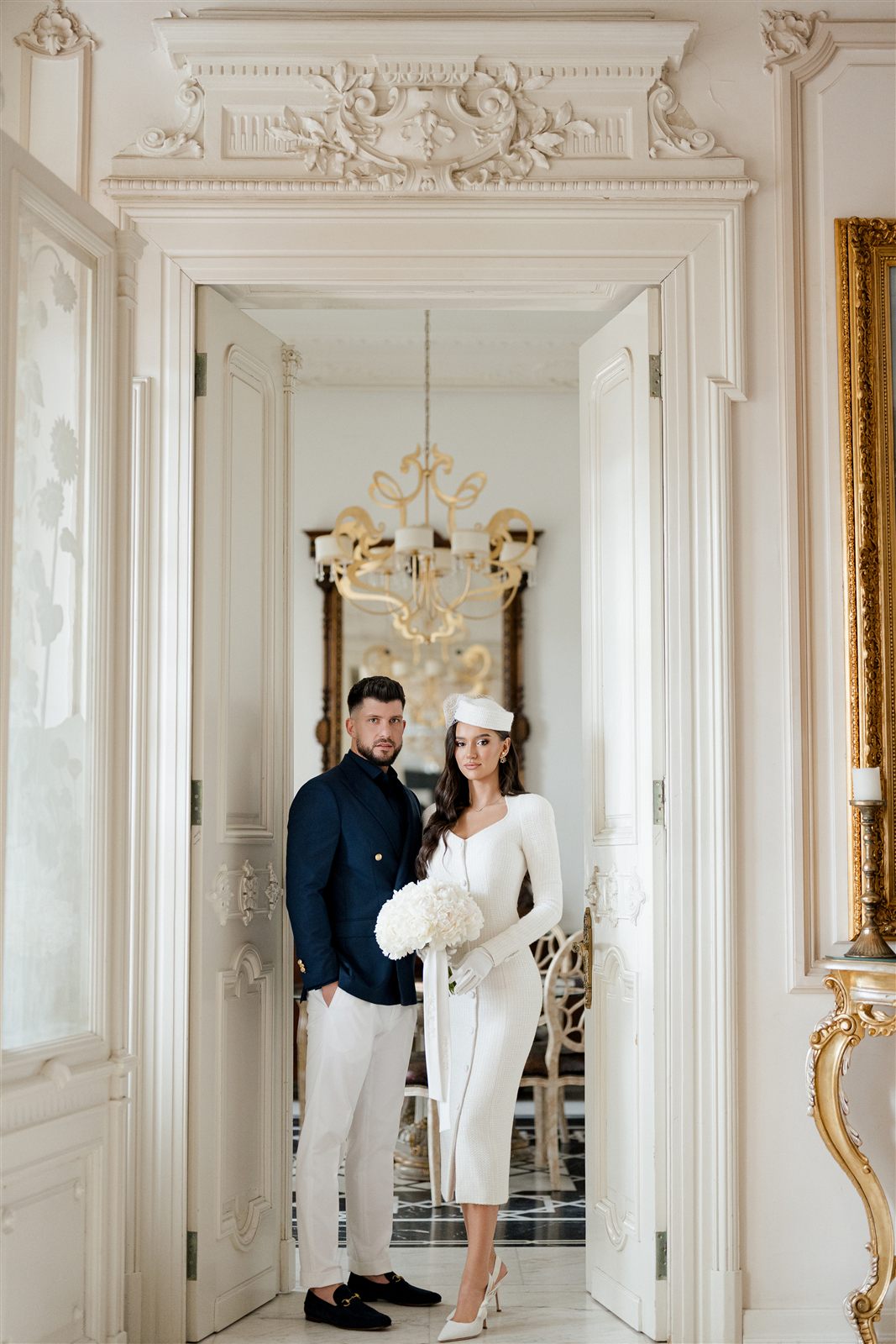 Miri reflectați în oglinda venețiană din salonul Gallery — ședință foto de nuntă old money, Palatul Noblesse