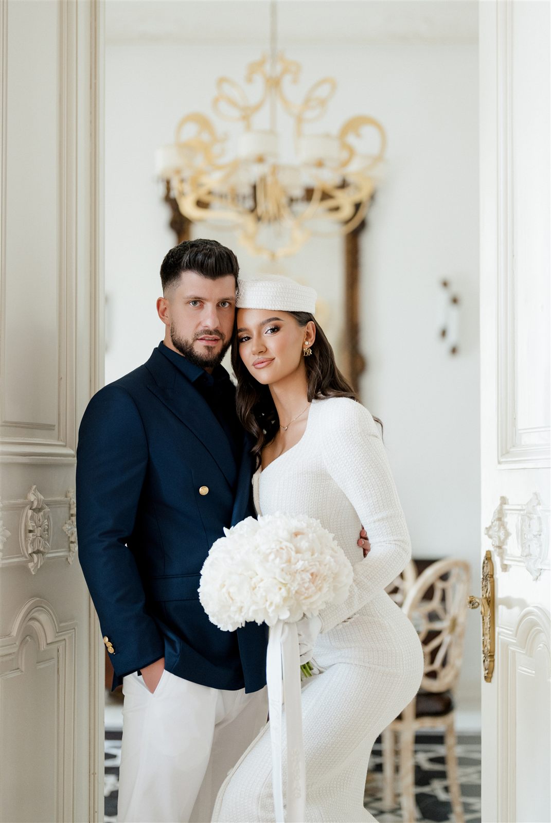 Portret de cuplu în salonul Gallery — ședință foto de nuntă la Palatul Noblesse