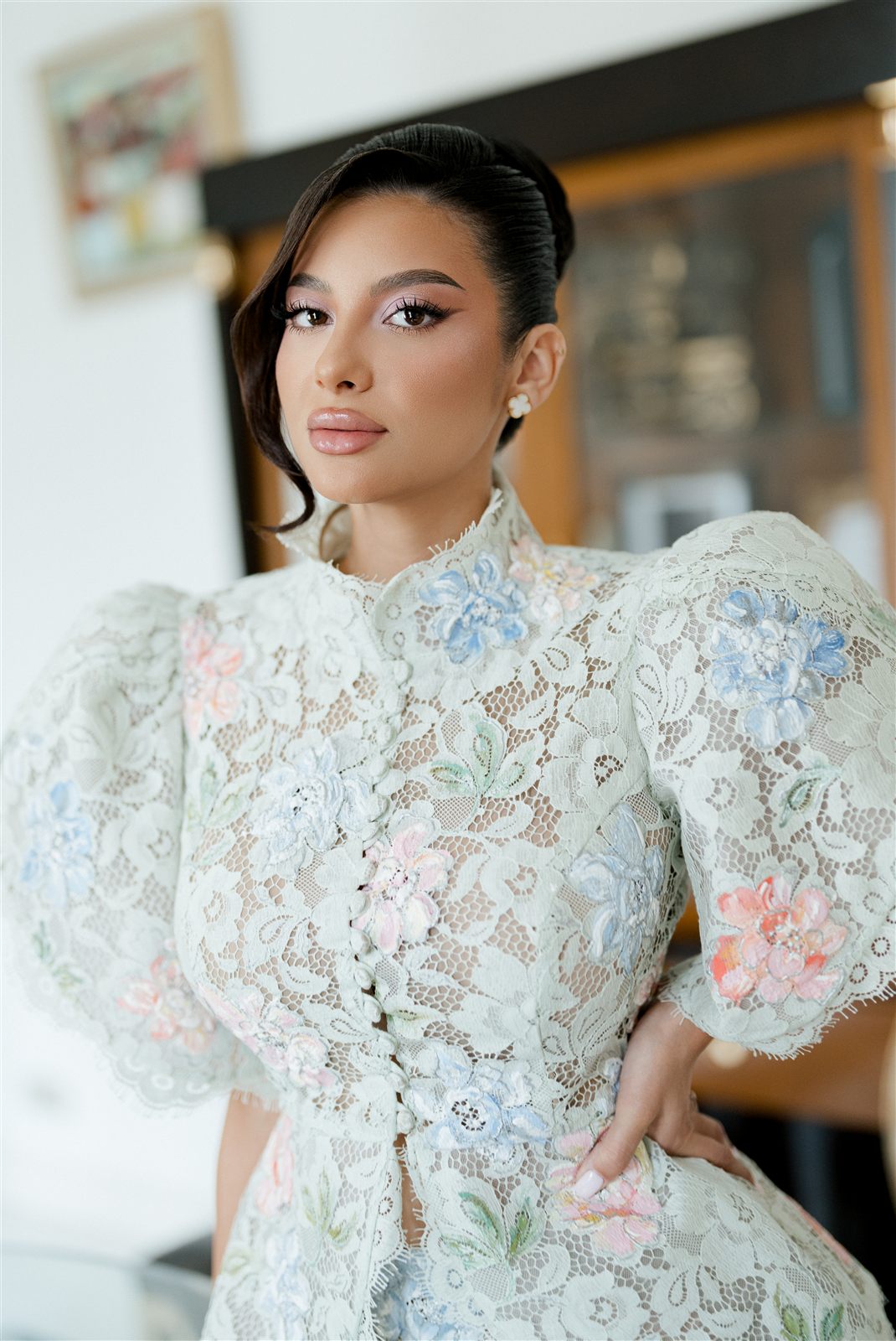 Portret al unei invitate în compleu din tweed floral — Palatul Noblesse