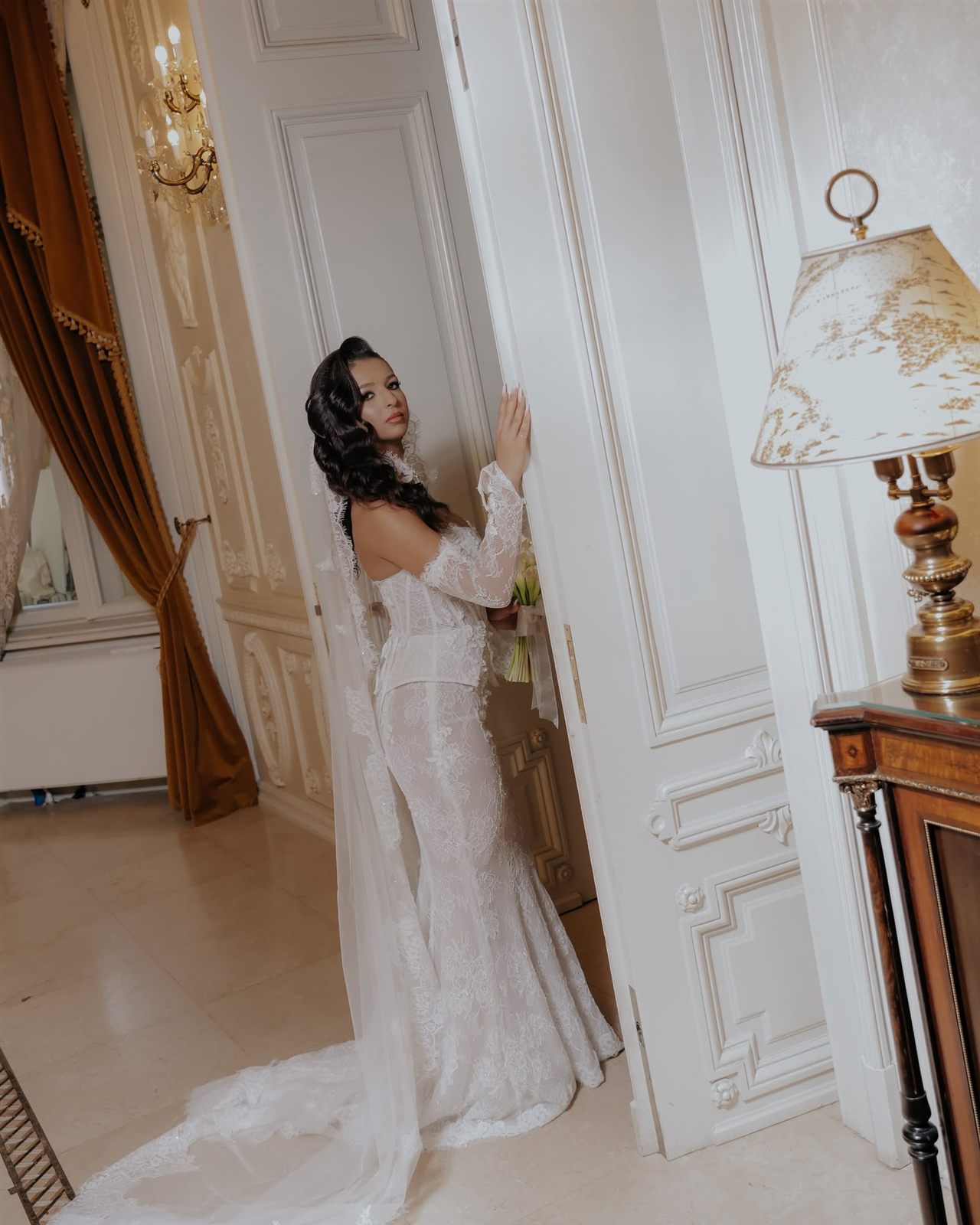 Mireasa in rochie de dantela intr-un salon luminos al Palatului Noblesse