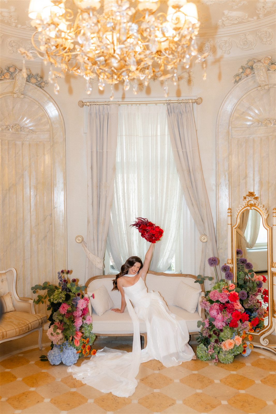 Cuplu de miri cu decor floral mov la Palatul Noblesse
