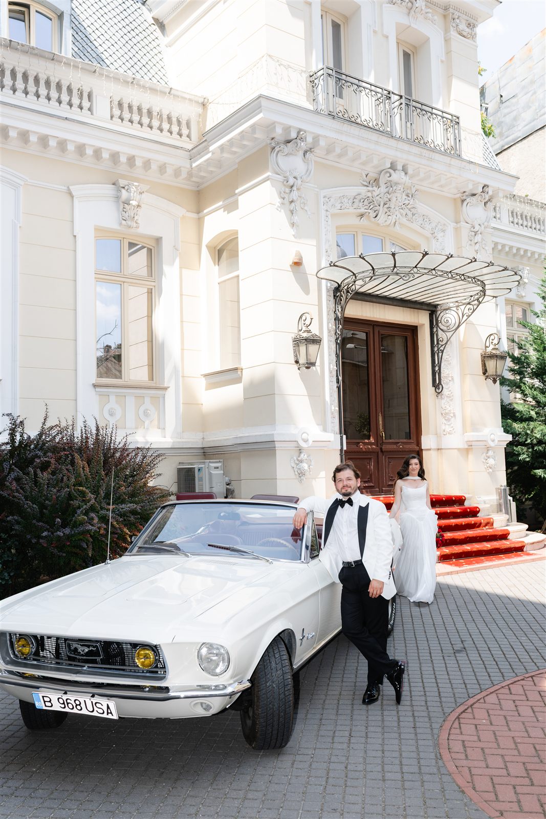 Cuplu de miri cu masina retro la Palatul Noblesse