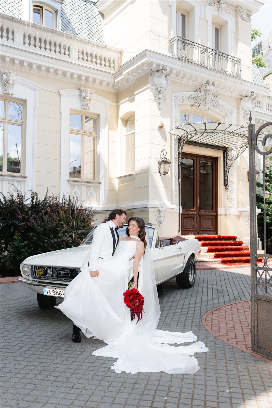 Cuplu de miri cu masina retro la Palatul Noblesse