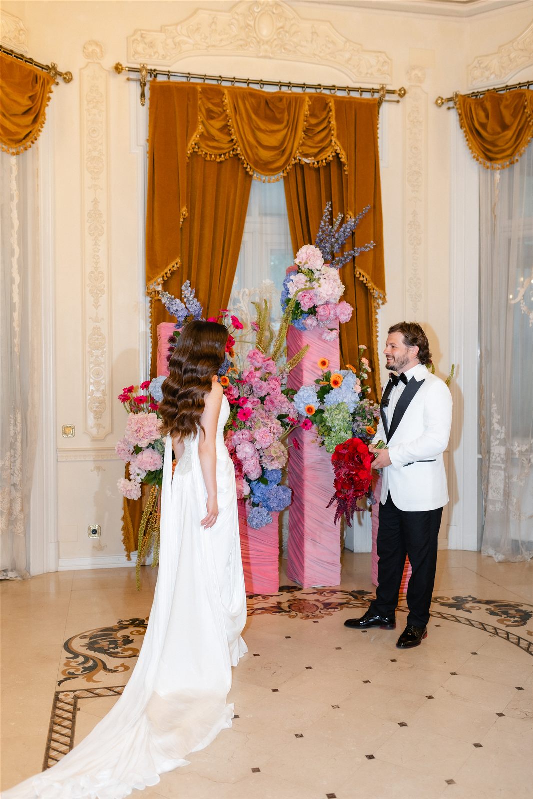 Miri in decorul floral de nunta la Palatul Noblesse