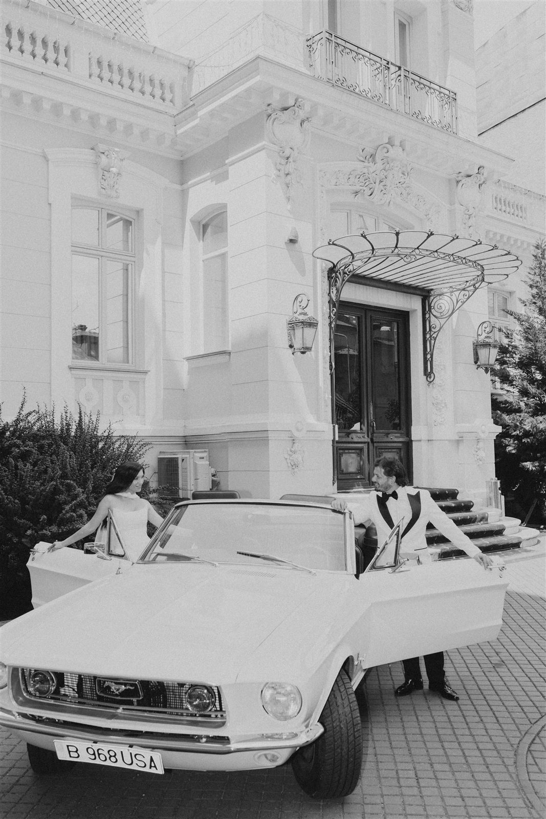 Miri langa masina retro, cadru de final, la Palatul Noblesse