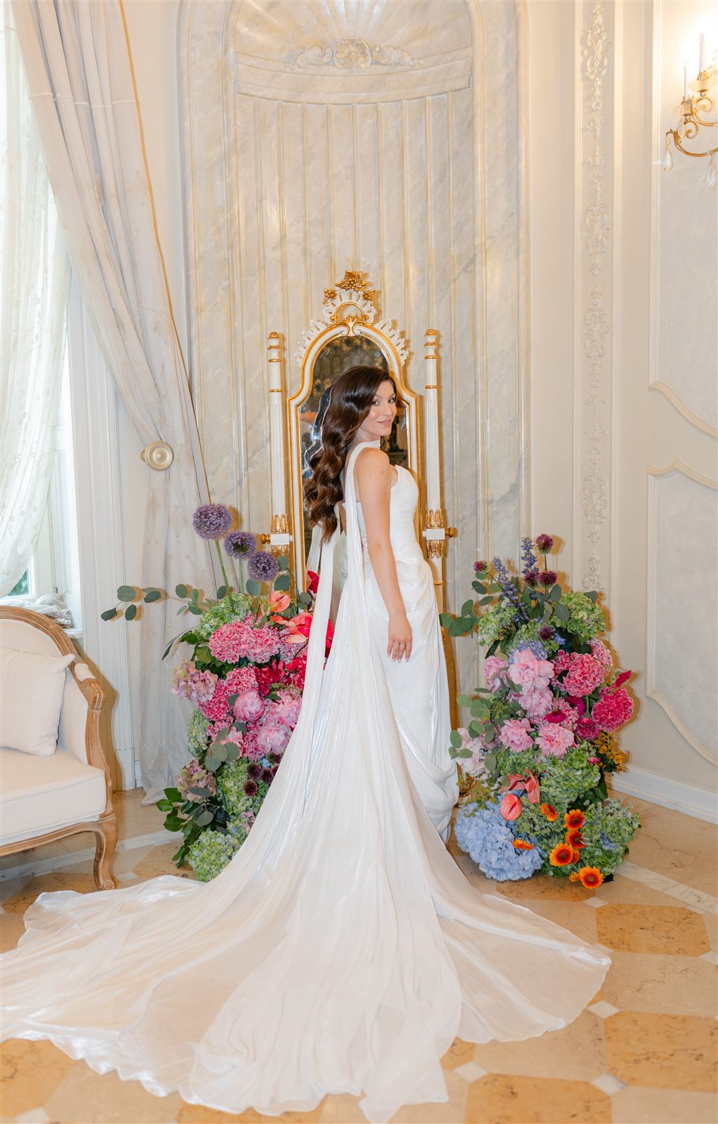 Cuplu de miri intr-un salon al Palatului Noblesse