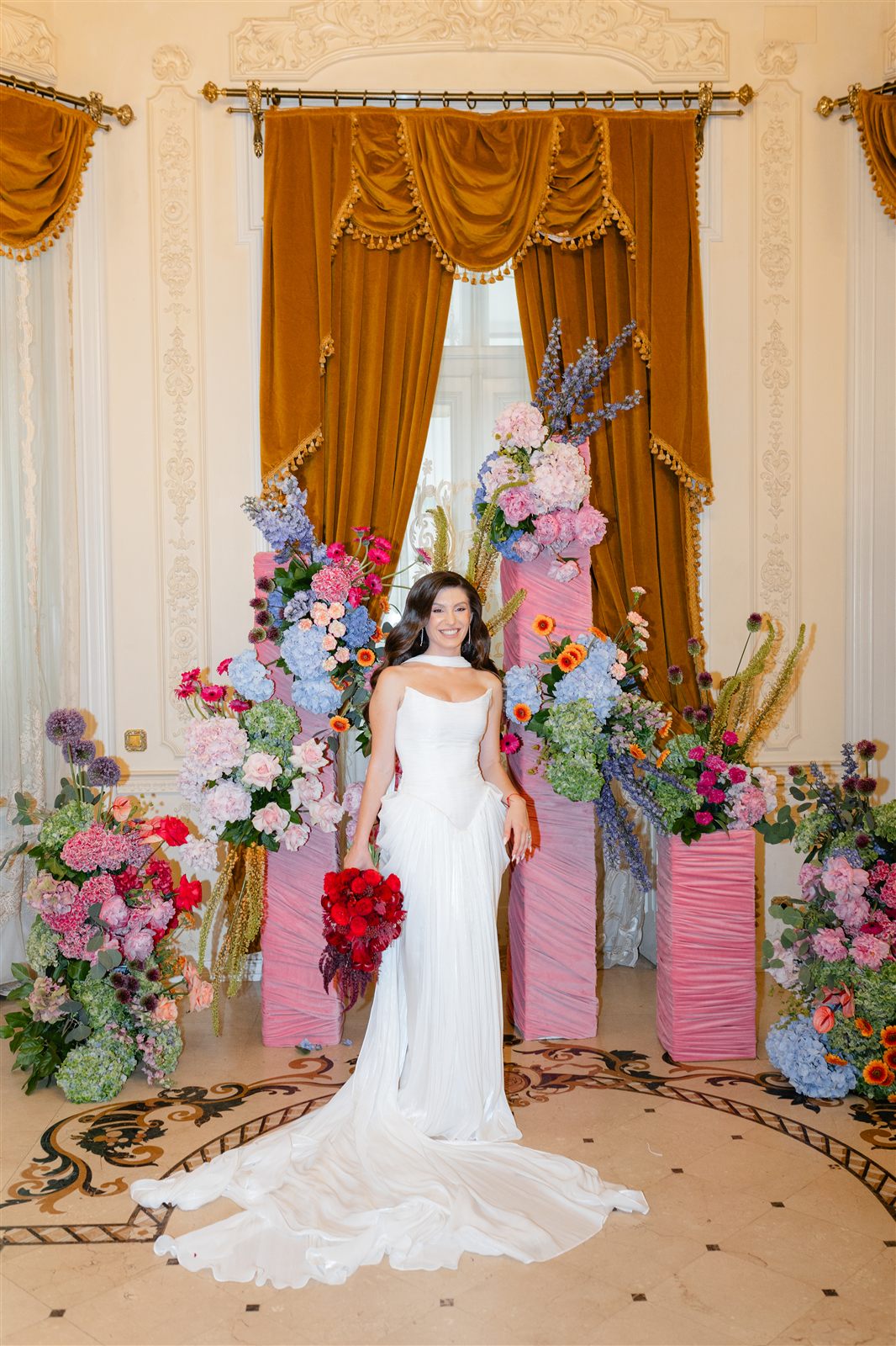 Mireasa in decorul floral mov la Palatul Noblesse