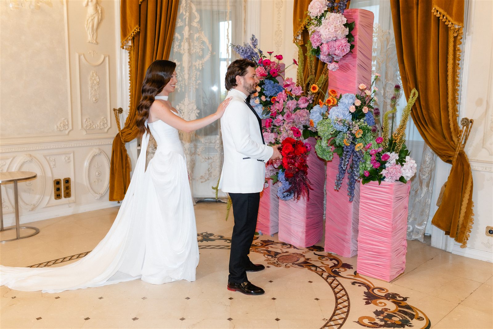 Miri in decorul floral mov, cadru larg, la Palatul Noblesse