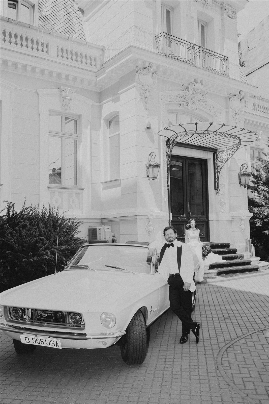 Miri langa masina retro alba la Palatul Noblesse