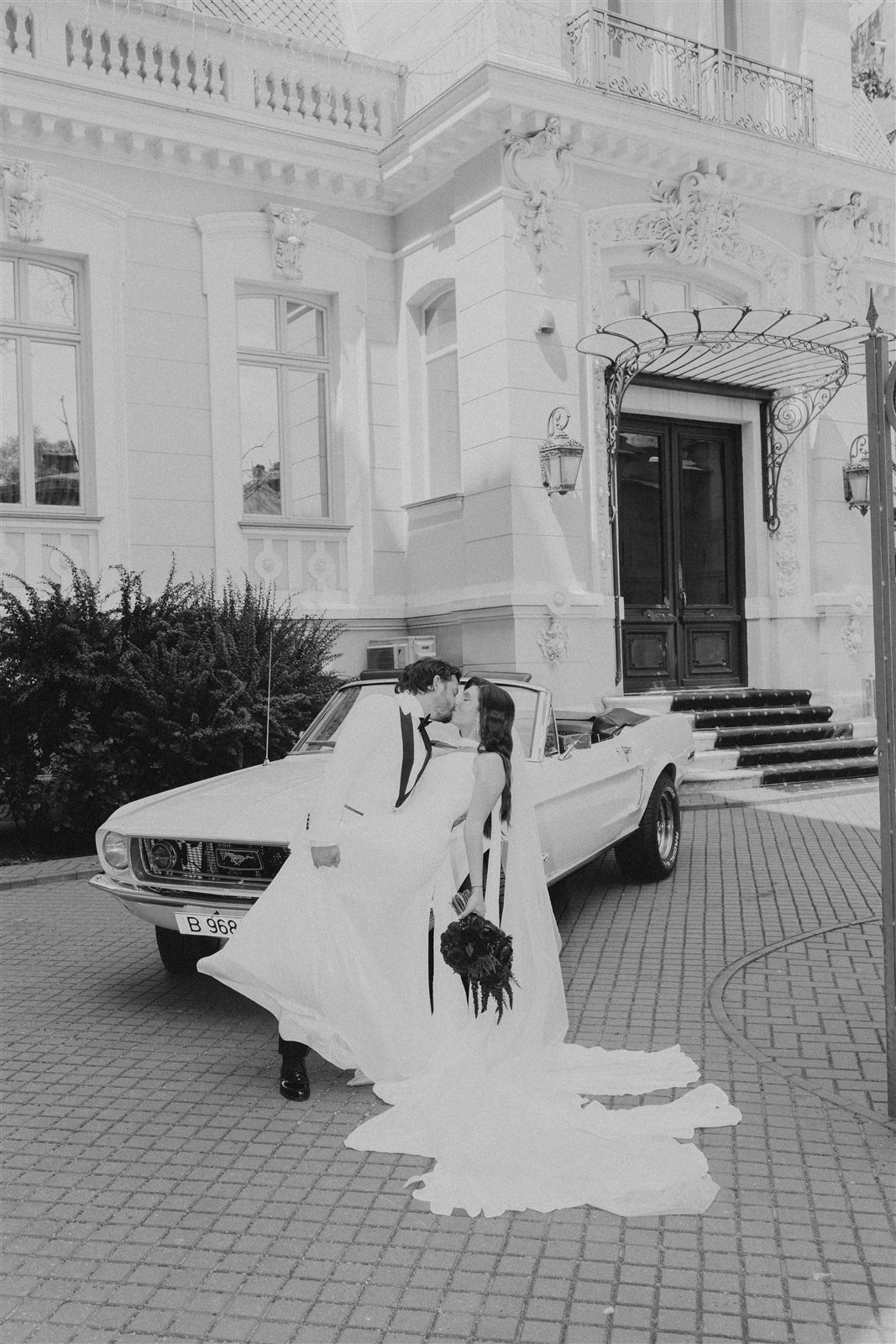 Miri si masina retro la Palatul Noblesse din Bucuresti