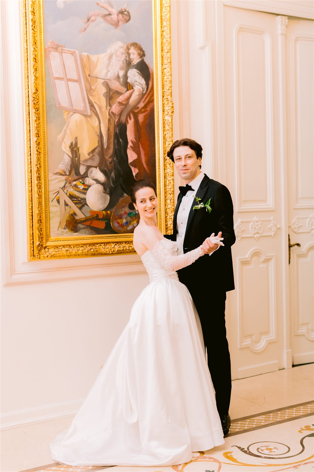 Cuplu de miri langa un tablou clasic la Palatul Noblesse