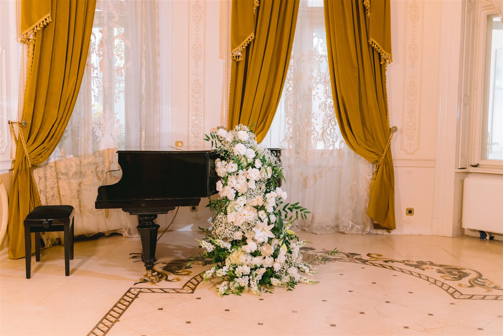 Pian cu coada intr-un salon decorat al Palatului Noblesse