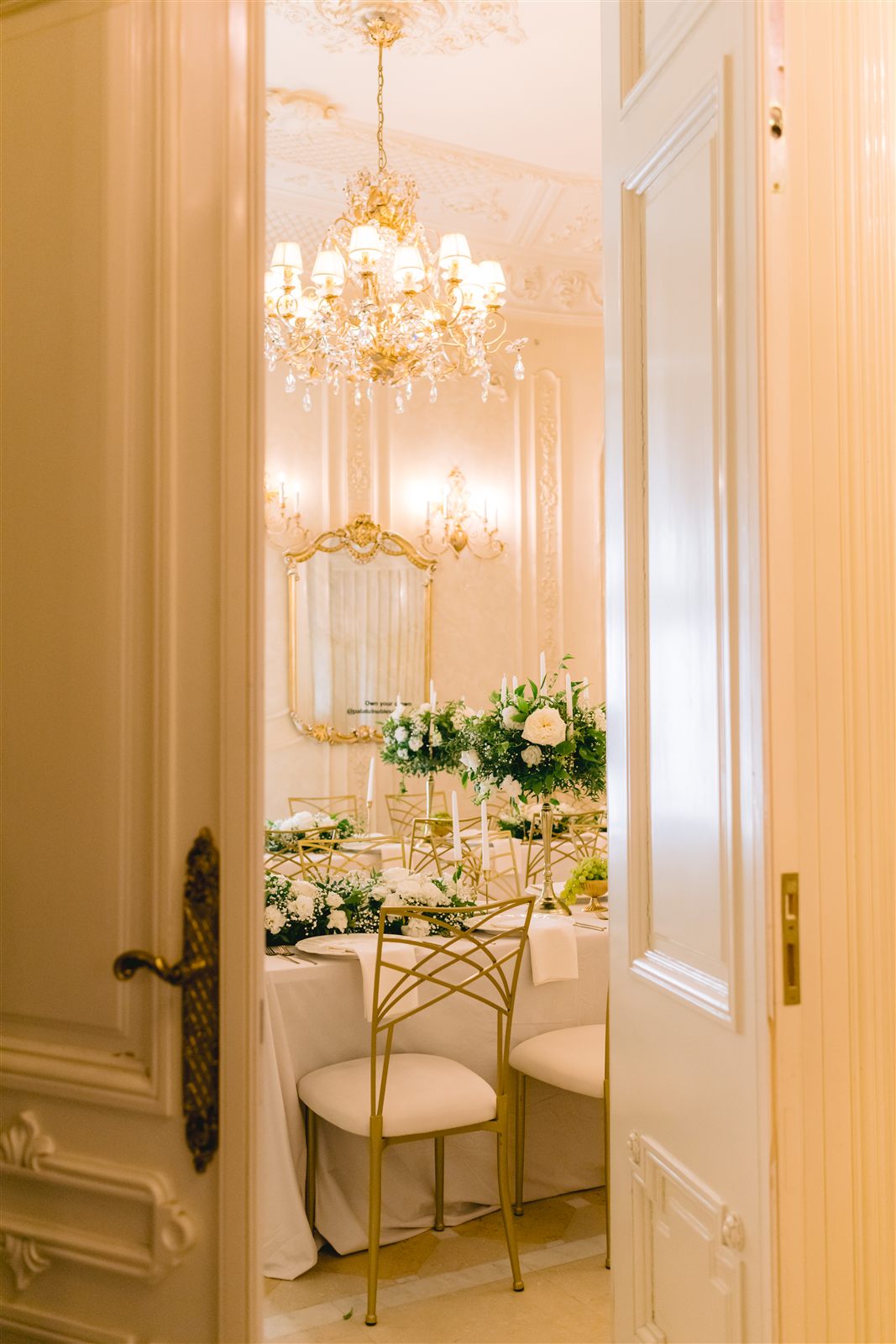 Pianul si decorul salonului pentru nunta la Palatul Noblesse