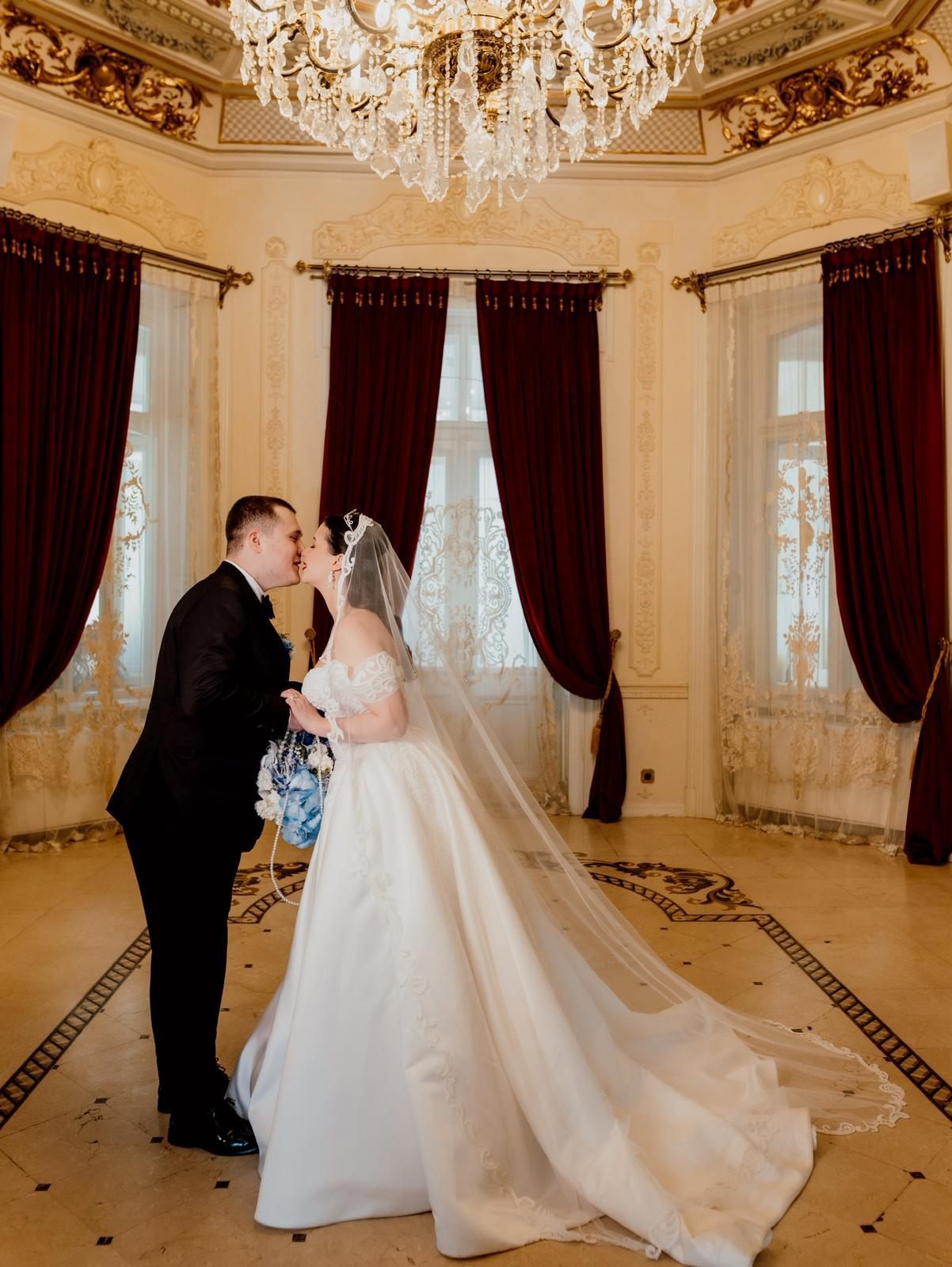 Miri îmbrățișându-se într-un salon al Palatului Noblesse
