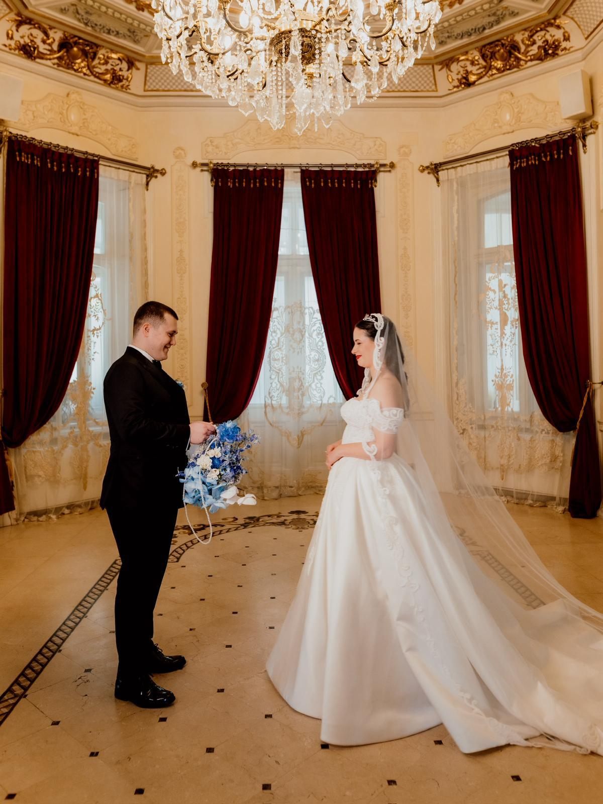 Cuplu de miri în salon cu candelabru la Palatul Noblesse