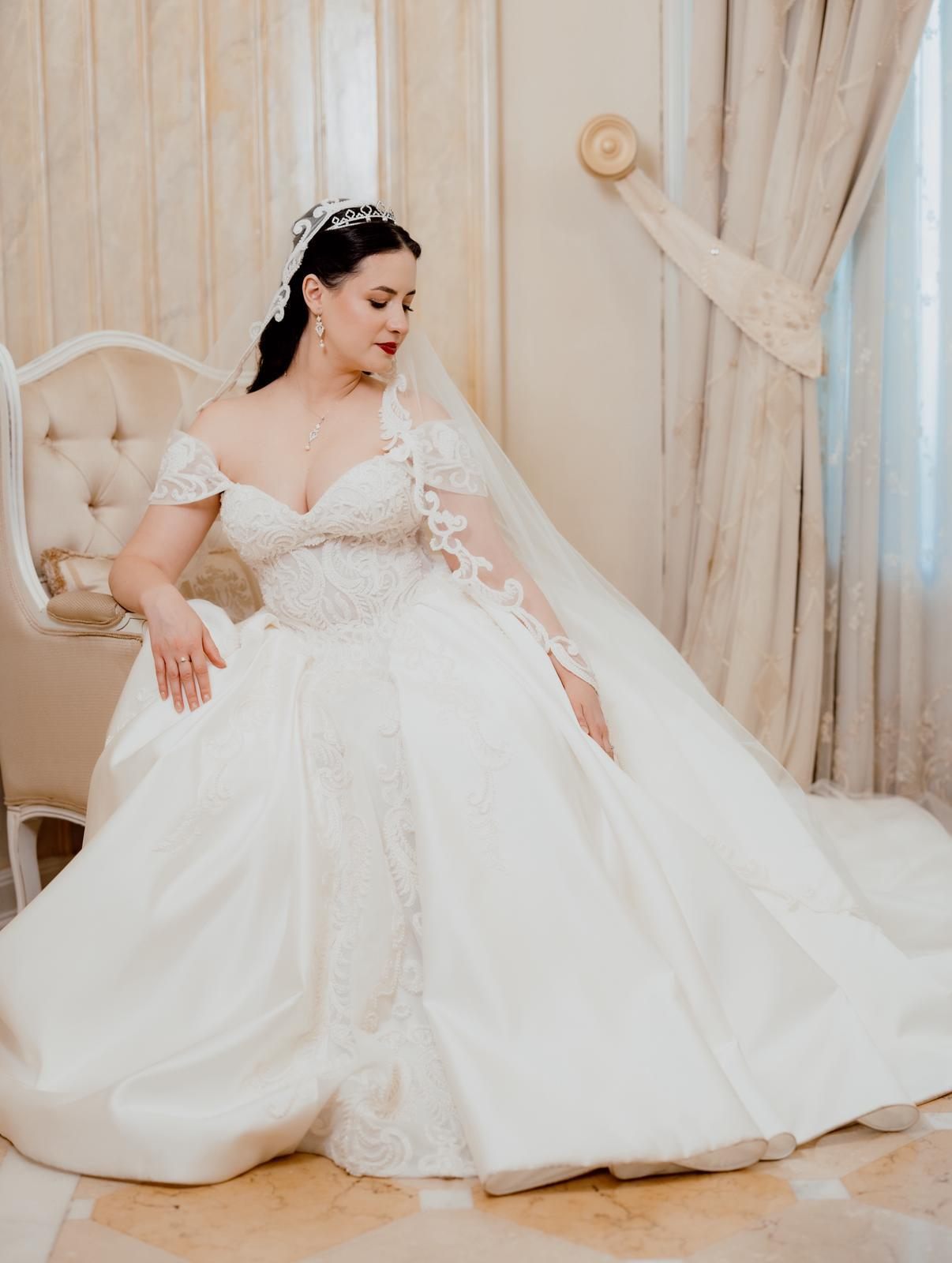 Mireasă în rochie-prințesă cu voal lung, salon Palatul Noblesse