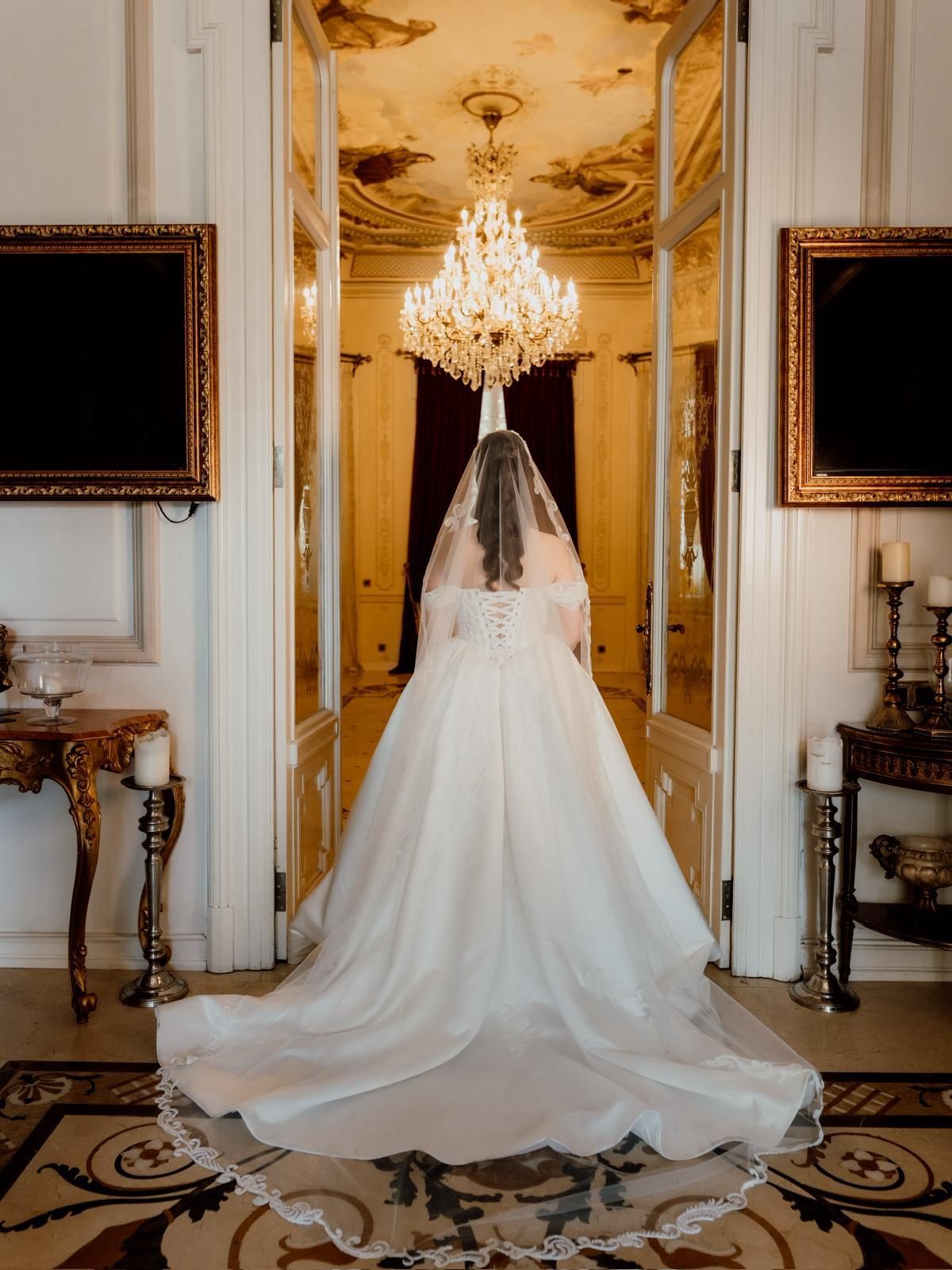 Trena rochiei și voalul miresei sub candelabru, Palatul Noblesse