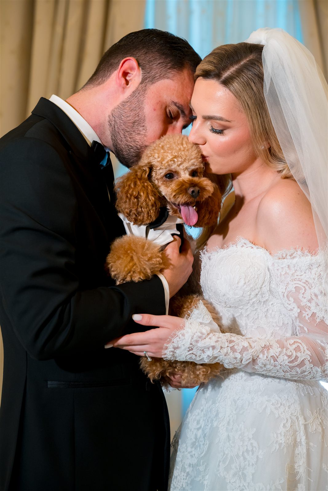 Cuplu de miri cu animalul de companie — ședință foto de nuntă pet-friendly, Palatul Noblesse