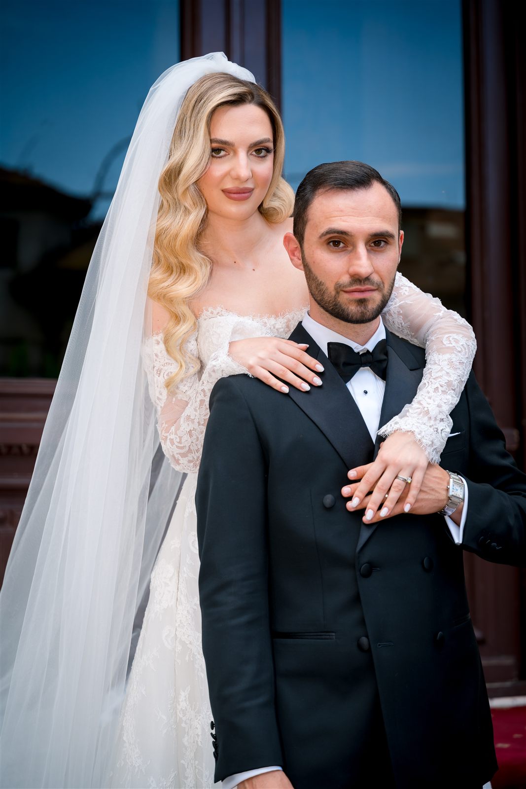 Cuplu de miri la fațada Palatului Noblesse — ședință foto de nuntă exterioară