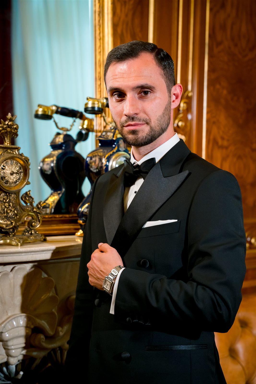Portret de mire în smoking, salonul Regent — ședință foto de nuntă, Palatul Noblesse