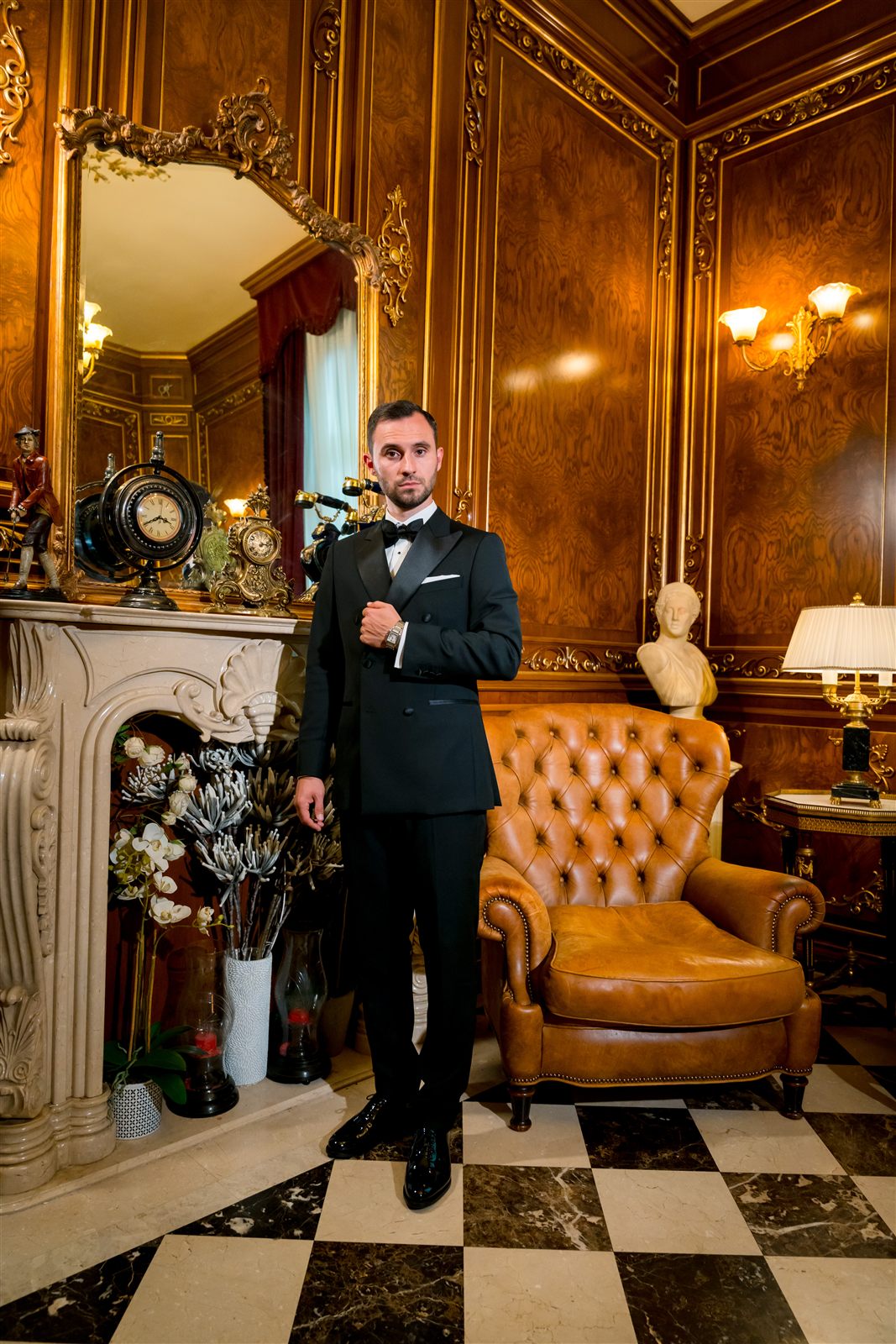 Mire în smoking în salonul Regent, cu lambriuri și șemineu — ședință foto de nuntă, Palatul Noblesse
