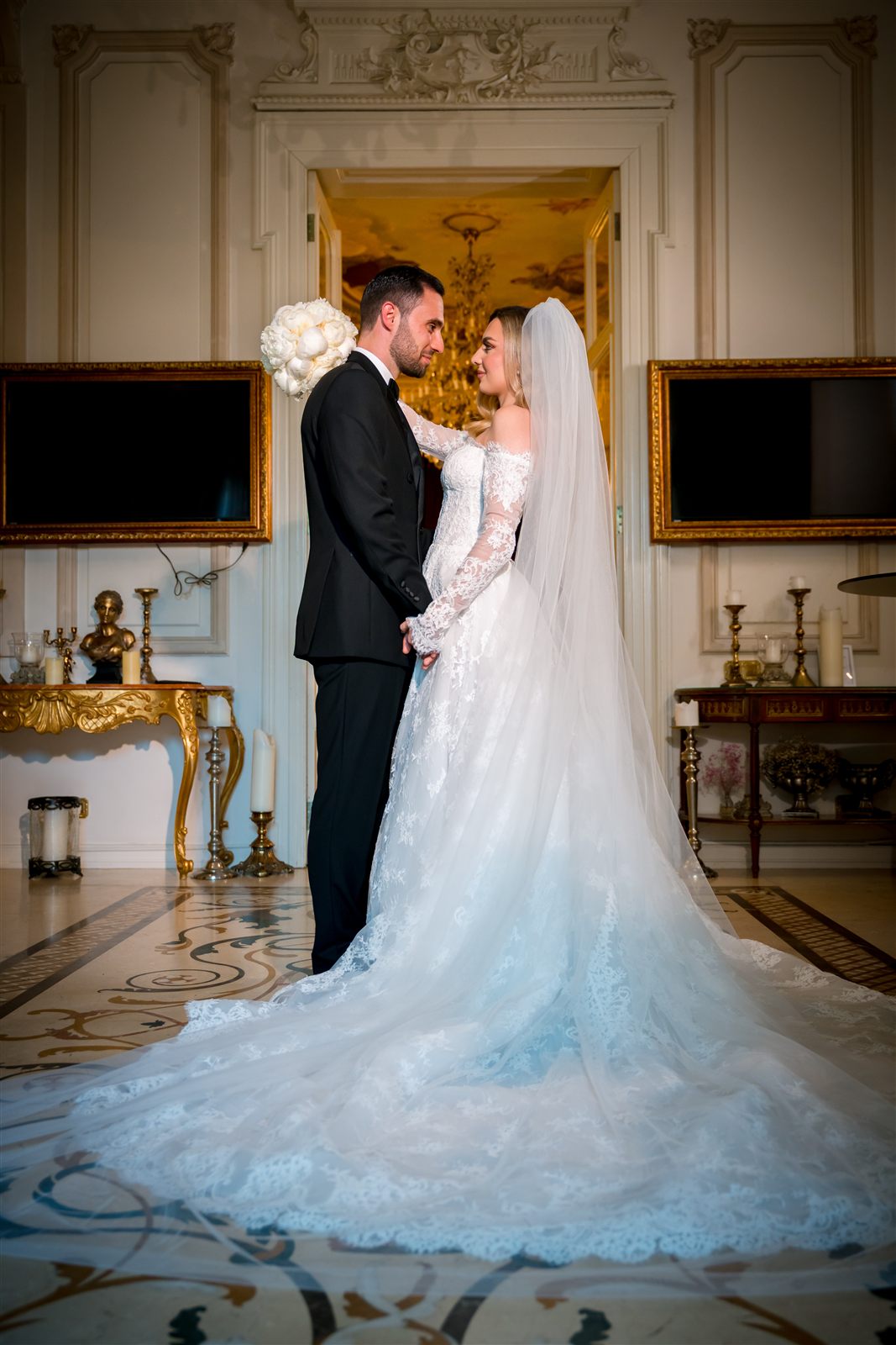 Mireasă cu rochie și trenă lungă, alături de mire — ședință foto de nuntă, Palatul Noblesse