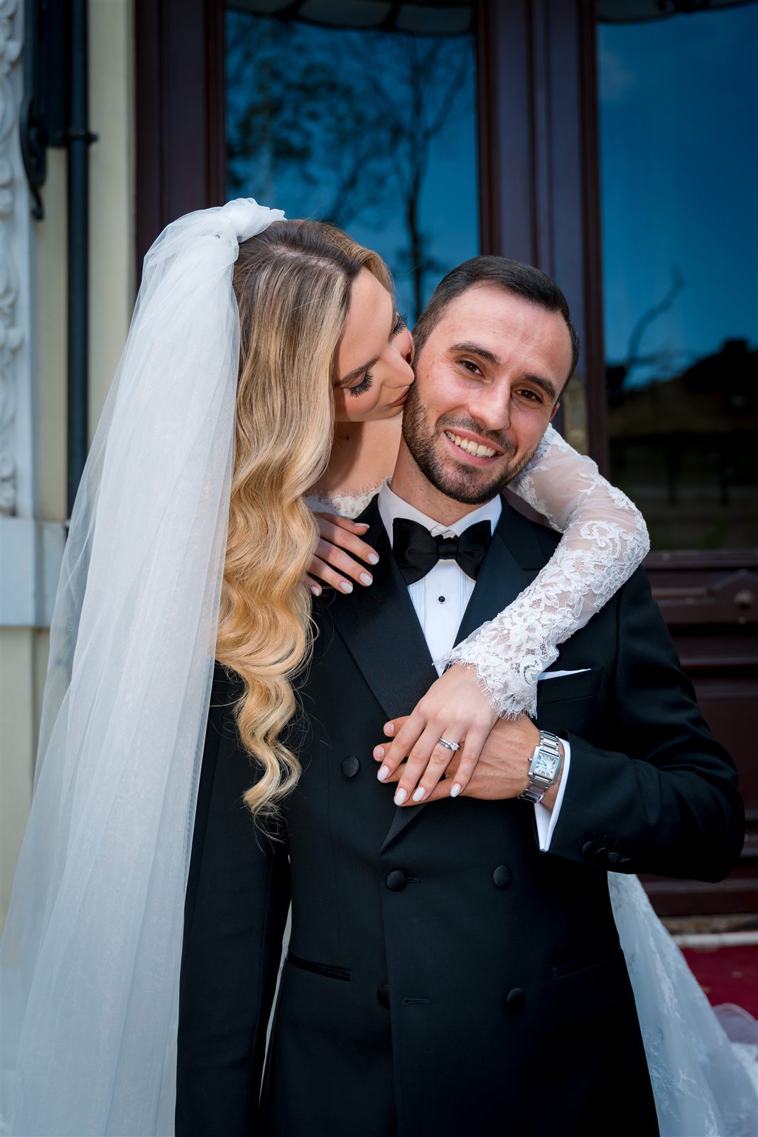 Mireasă cu rochie și trenă pe scările cu covor roșu — ședință foto de nuntă, Palatul Noblesse
