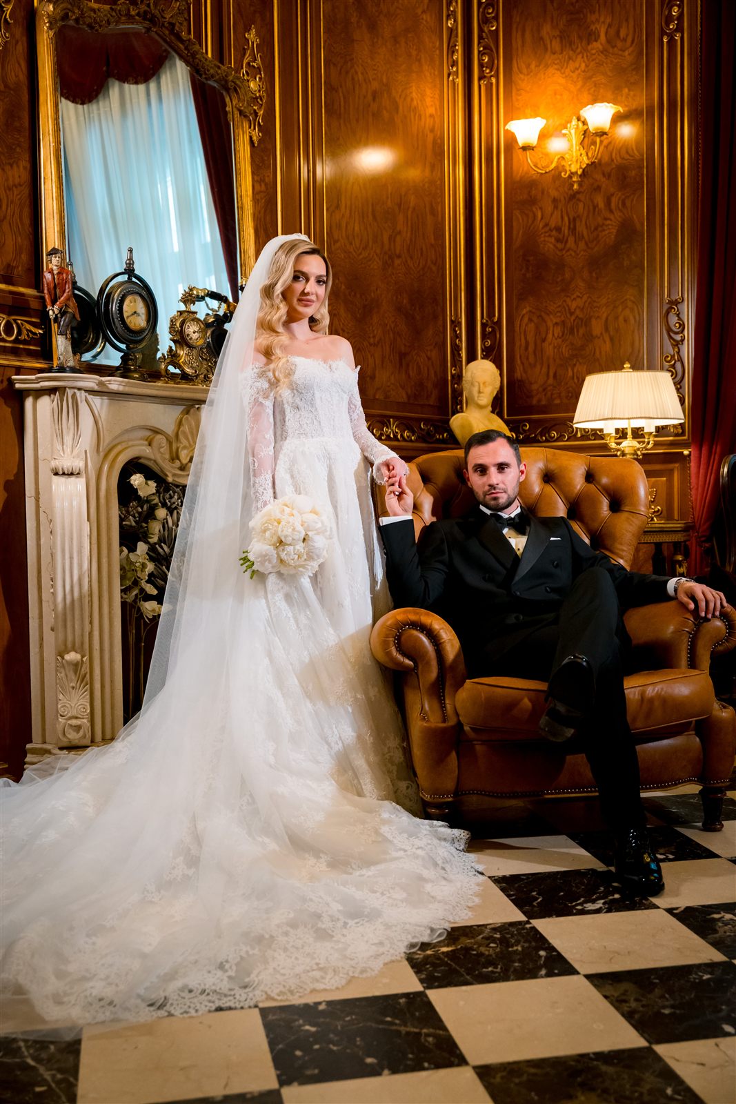 Miri în salonul Regent, mirele pe canapeaua din piele — ședință foto de nuntă, Palatul Noblesse
