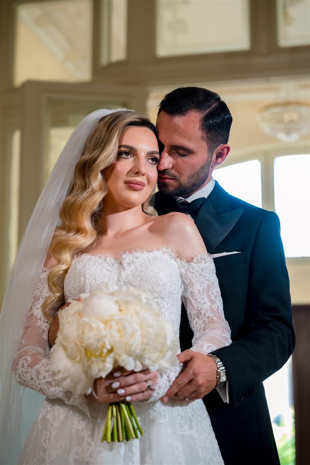 Portret de miri eleganți — ședință foto de nuntă la Palatul Noblesse