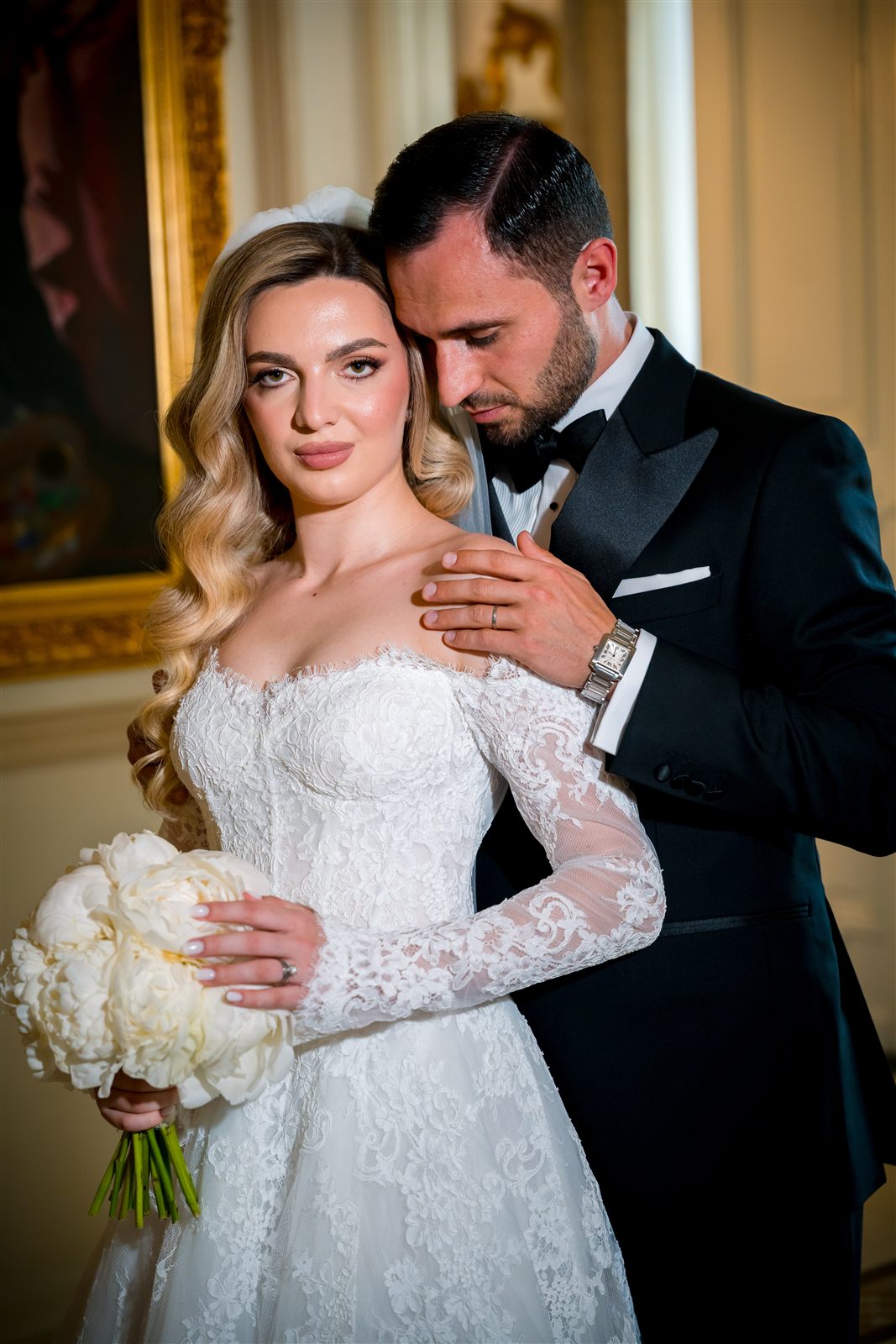 Miri cu buchet de bujori albi — ședință foto de nuntă, Palatul Noblesse