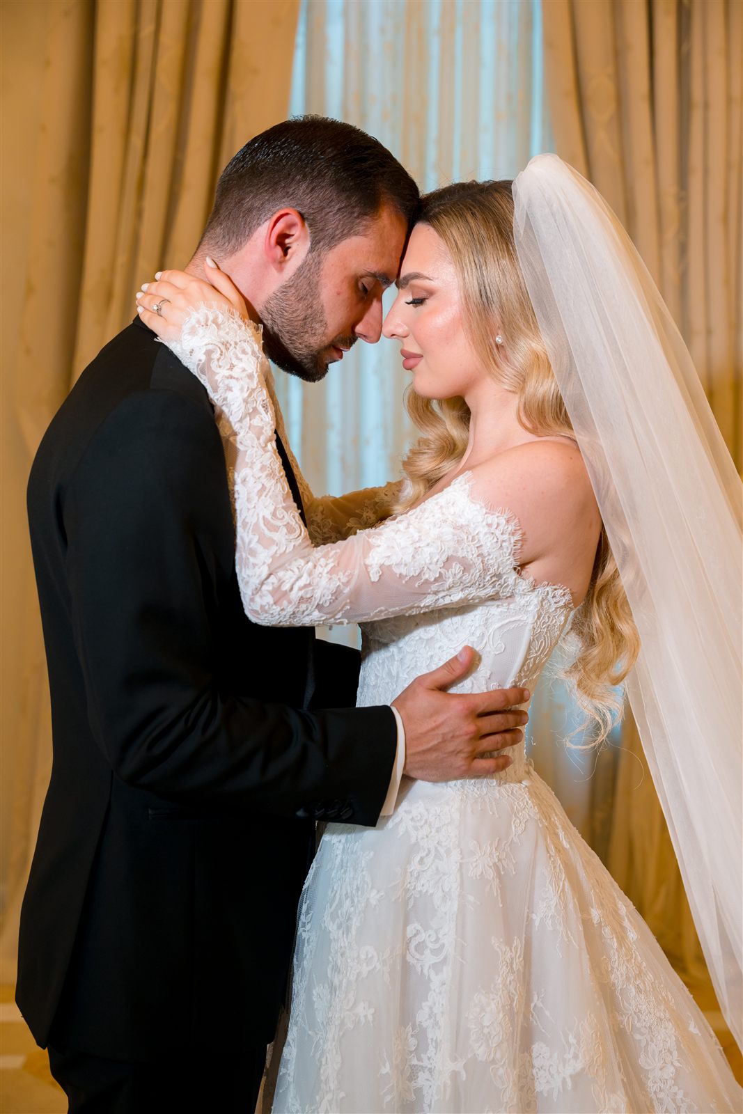 Portret de cuplu într-un salon auriu — ședință foto de nuntă, Palatul Noblesse