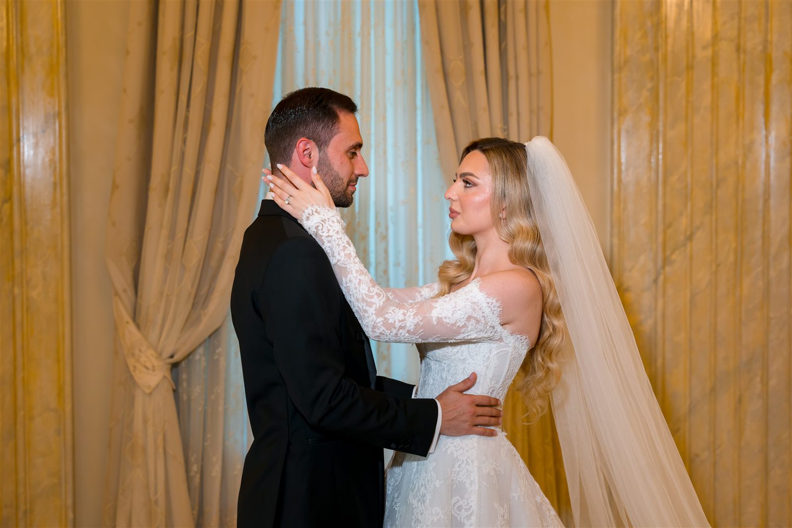 Miri în salonul cu draperii aurii — ședință foto de nuntă, Palatul Noblesse