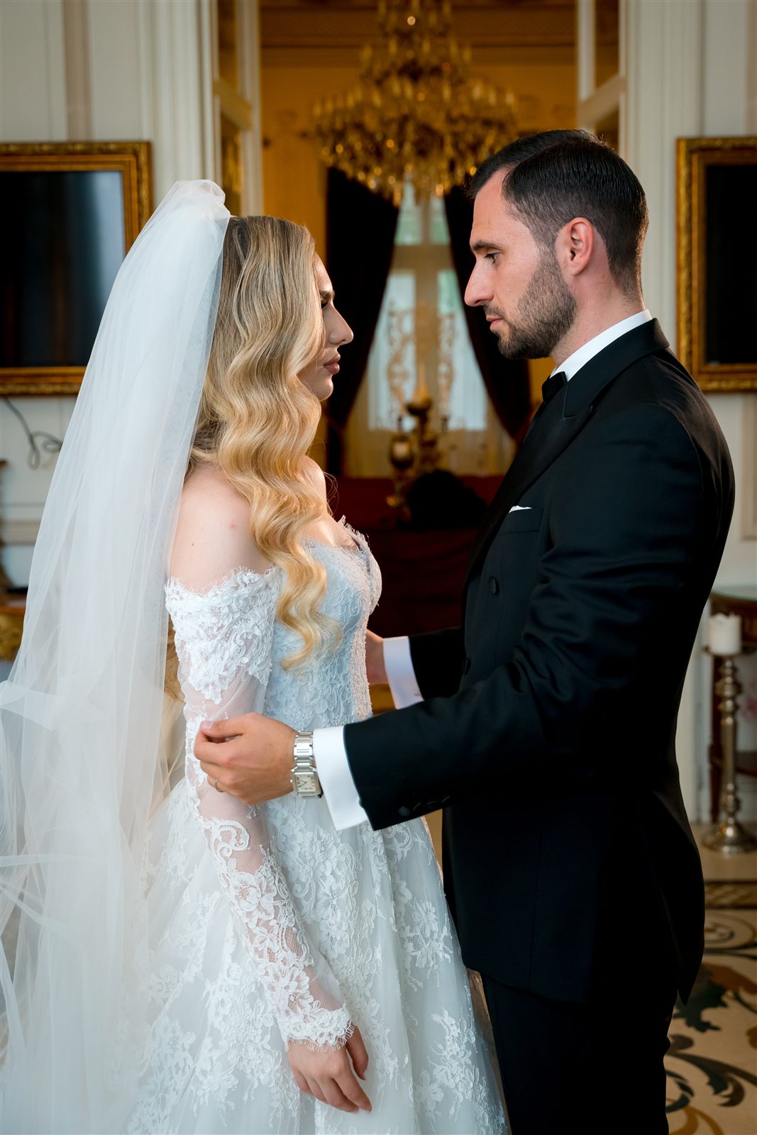 Voalul miresei plutind în salonul Baroque — ședință foto de nuntă, Palatul Noblesse