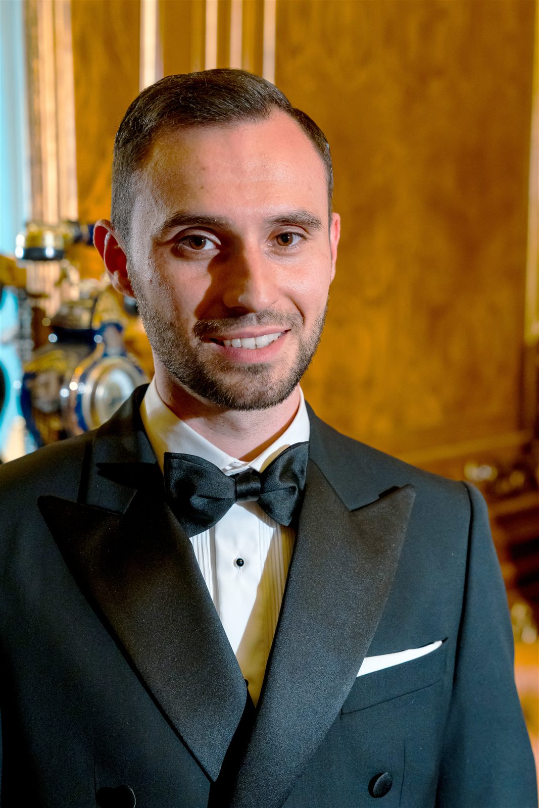 Portret elegant de mire — ședință foto de nuntă la Palatul Noblesse