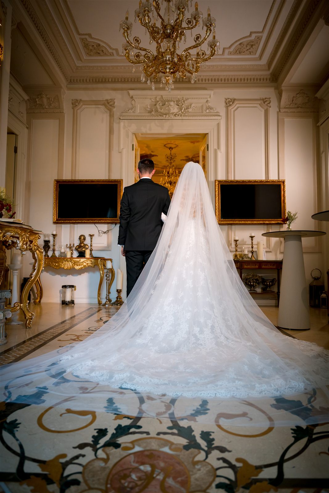Rochie de mireasă prințesă cu trenă lungă desfășurată pe pardoseală — ședință foto de nuntă, Palatul Noblesse
