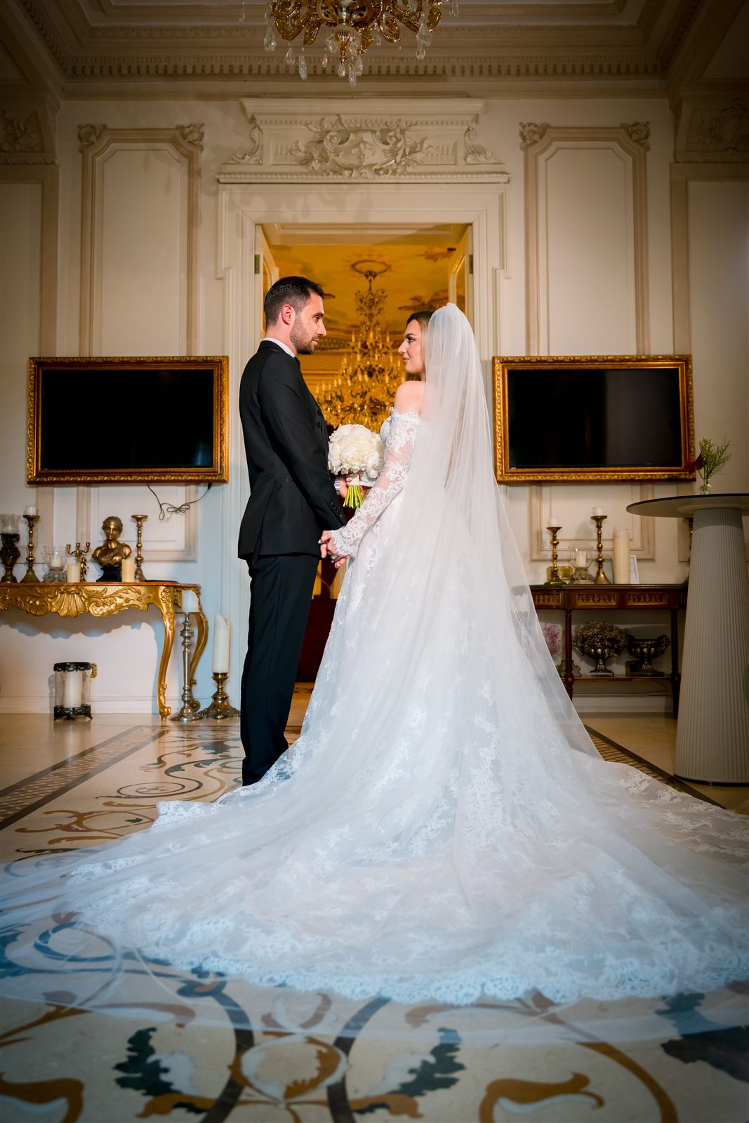 Mireasă în rochie prințesă din dantelă, într-un salon elegant — Palatul Noblesse