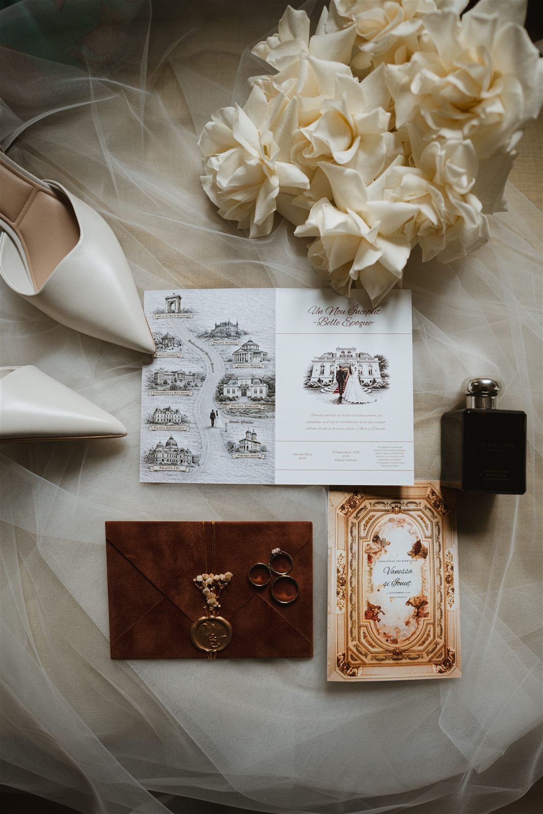 Detalii de nunta - invitatie, verighete si parfum - la sedinta foto de la Palatul Noblesse