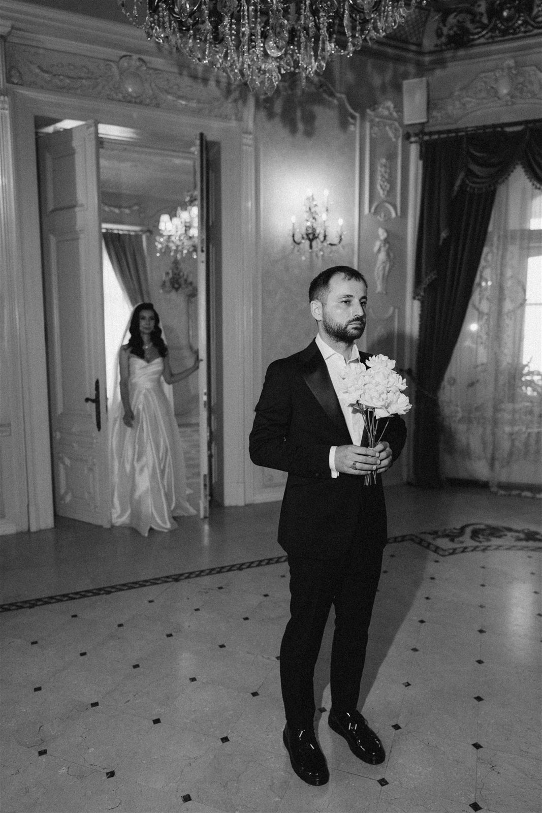 Momentul first look al mirilor, cadru alb-negru la Palatul Noblesse