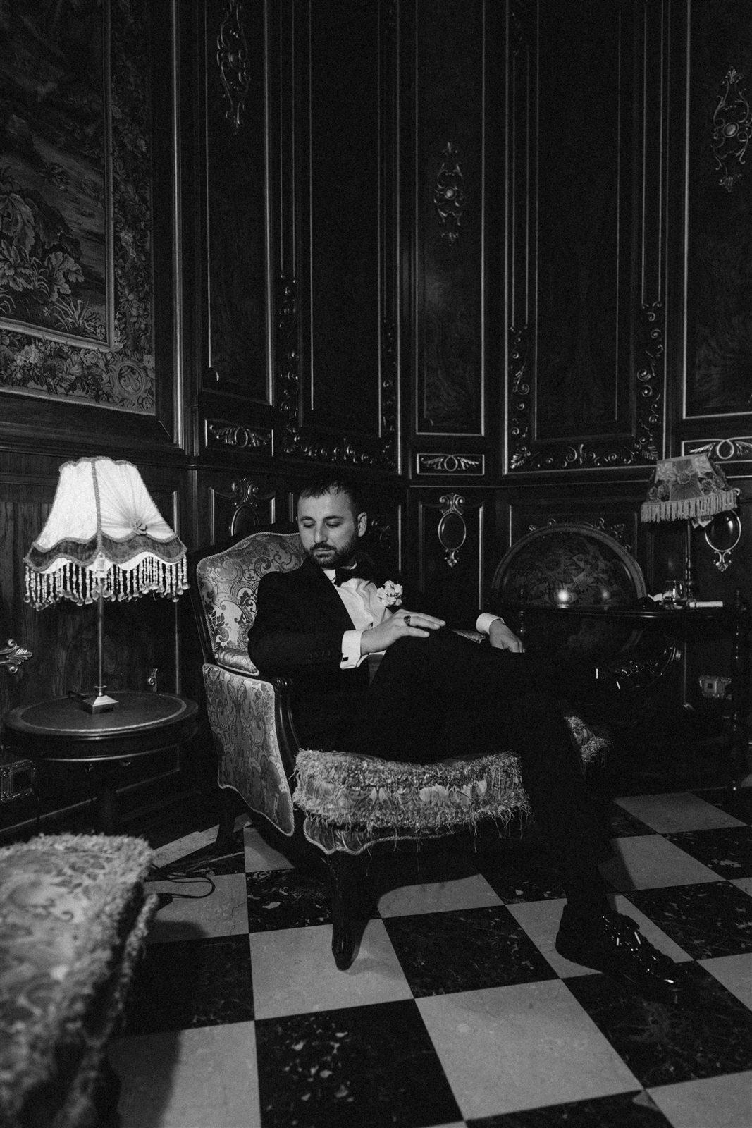 Mirele intr-un fotoliu, cadru alb-negru la sedinta foto de la Palatul Noblesse
