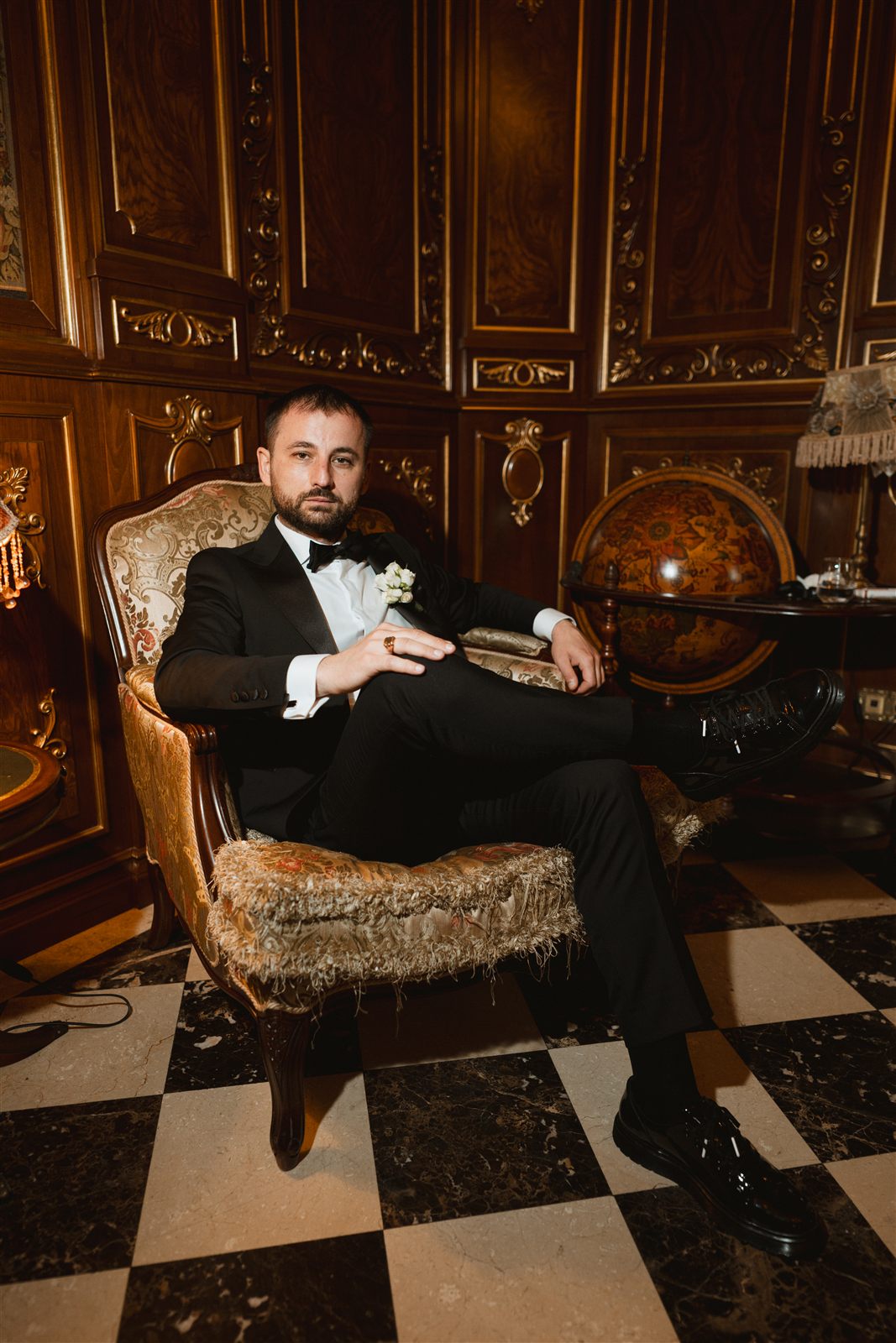 Portret al mirelui in stil old money in Salonul Regent al Palatului Noblesse