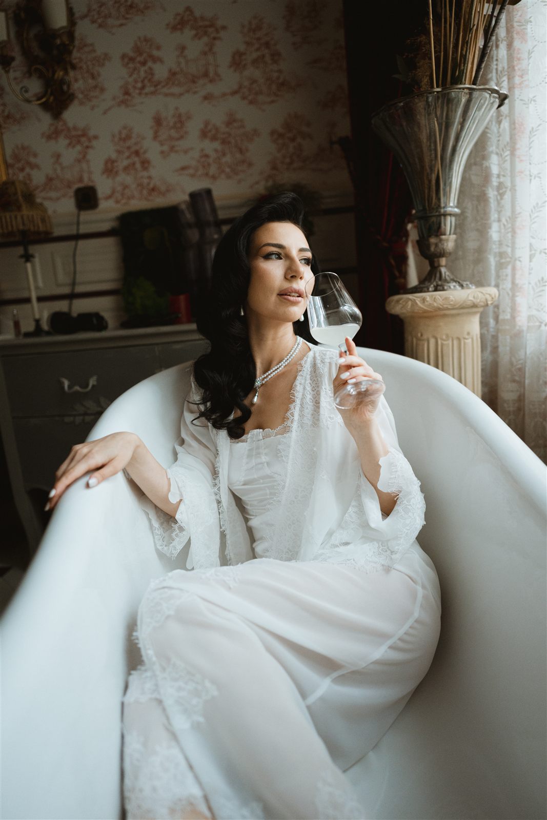 Mireasa cu o cupa de sampanie in cada, cadru boudoir la Palatul Noblesse