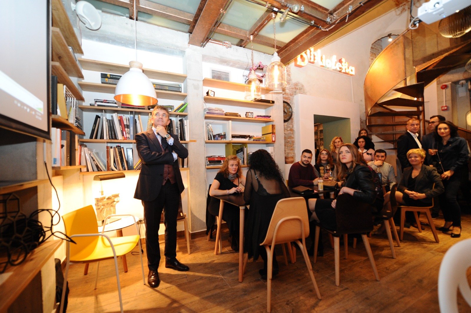 Workshop creativ în Biblioteka Hub — Palatul Noblesse București