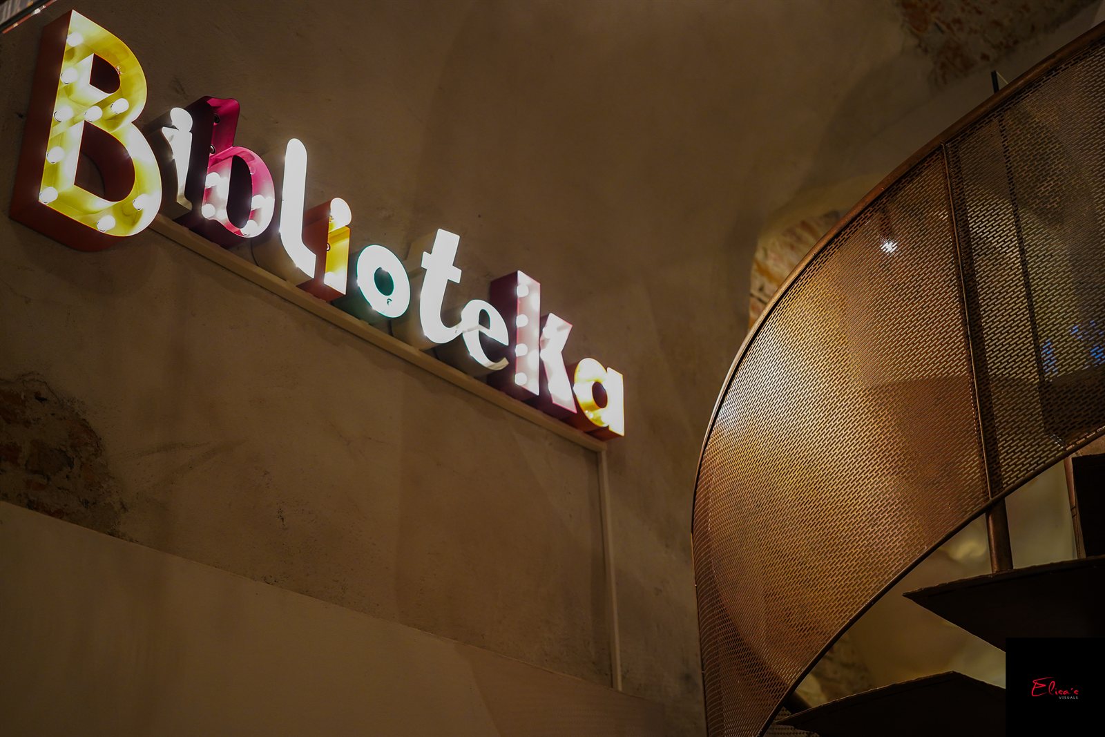 Neon Biblioteka cu becuri colorate și scară metalică spirală — Biblioteka Hub Palatul Noblesse