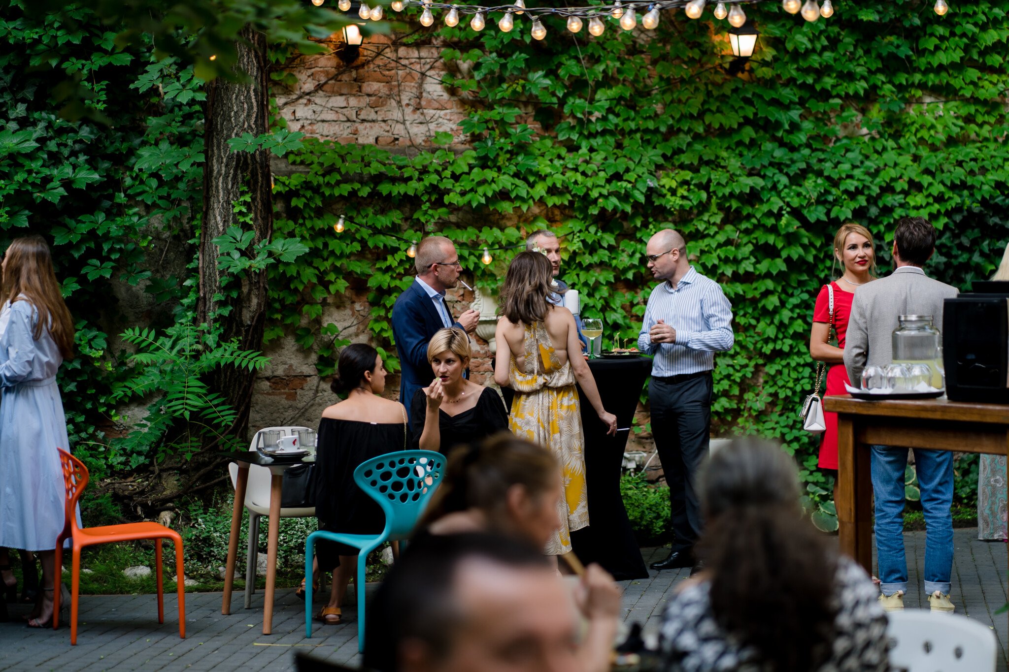 Grădina Palatului Noblesse cu mese cocktail și lumini suspendate, eveniment în aer liber București