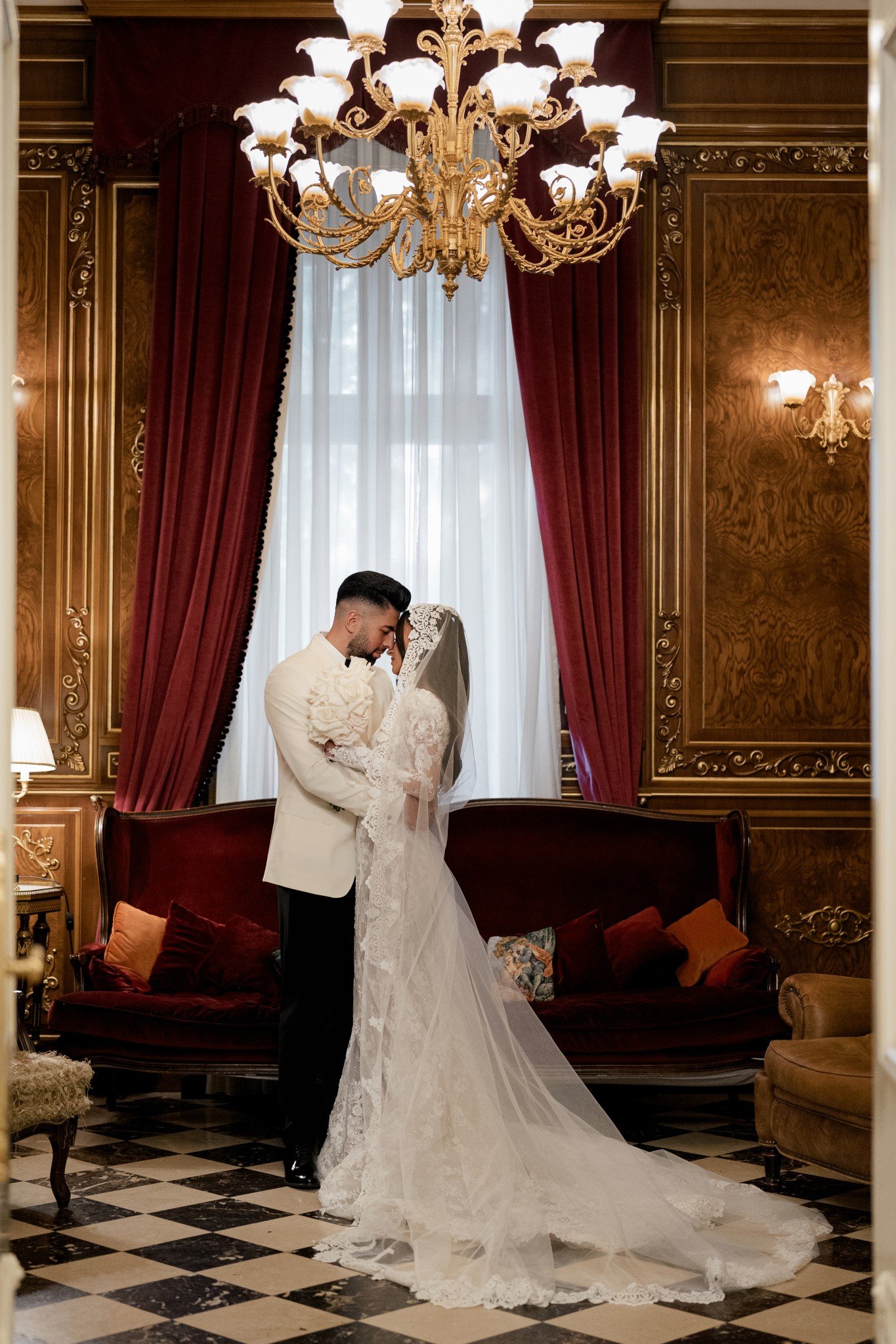 Ședința foto de nuntă la Palatul Noblesse – locul unde povestea voastră prinde formă - Palatul Noblesse